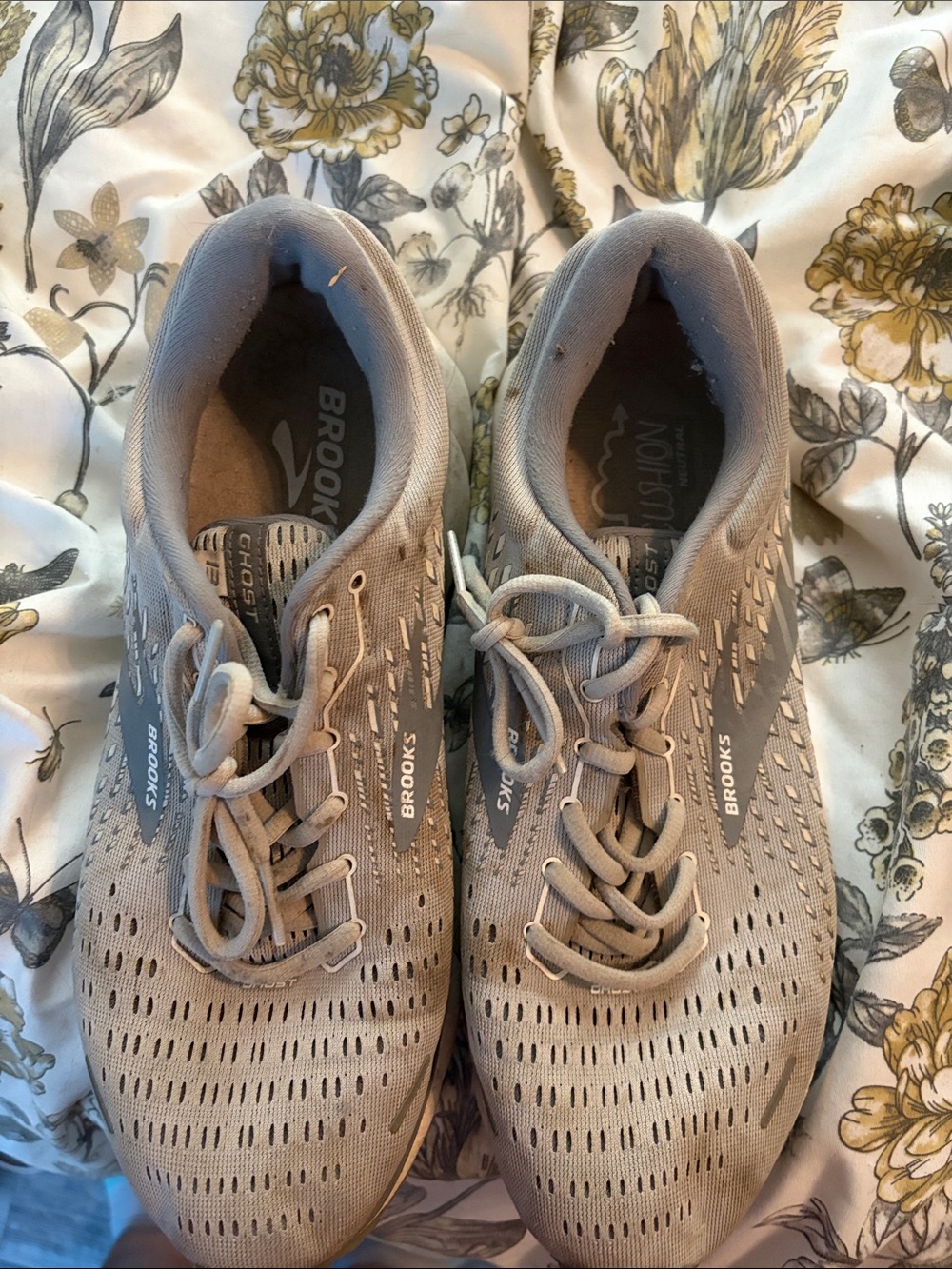 Brooks women’s  Athletic Running Shoes in Light Taupe